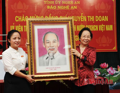 Phó Chủ tịch nước Nguyễn Thị Doan tặng quà lưu niệm cho báo Nghệ An 