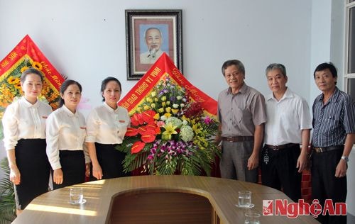 Lãnh đạo Bệnh viện Giao thông vận tải Vinh tặng hoa chúc mừng cho đại diện lãnh đạo Báo Nghệ An.