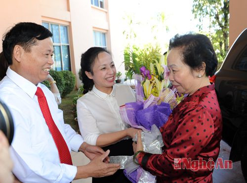 Đồng chí Phạm Thị Hồng Toan tặng hoa chào mừng Phó Chủ tịch nước Nguyễn Thị Doan tới thăm và làm việc tại báo Nghệ An 
