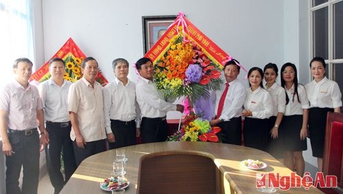 Đồng chí Võ Viết Thanh, Ủy viên Ban thường vụ Tỉnh Ủy, Bí thư thành ủy Vinh, đồng chí Nguyễn Hoài An, Chủ tịch UBND thành phố Vinh cùng đoàn đến chúc mừng Báo Nghệ An