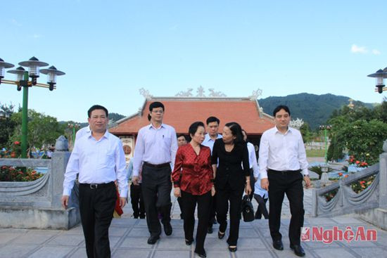 Đoàn công tác do đồng chí Nguyễn Thị Doan dẫn đầu đến Khu di tích lịch sử Truông Bồn.