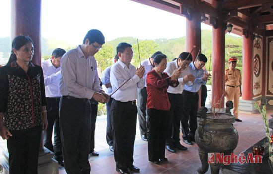 Đoàn công tác nghiêm trang, thành kính làm lễ tưởng niệm tại Khu di tích đặc biệt quốc gia Truông Bồn.
