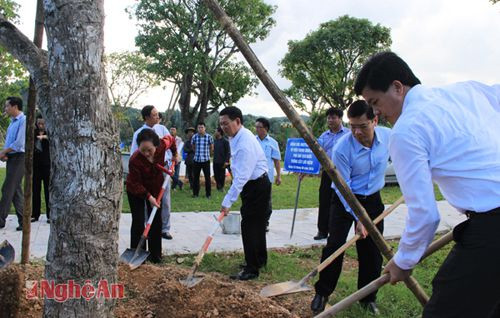 Đồng chí Phó Chủ tịch nước cung tiến và trồng cây lưu niệm tại khu di tích để thể hiện lòng tri ân, sự quan tâm của