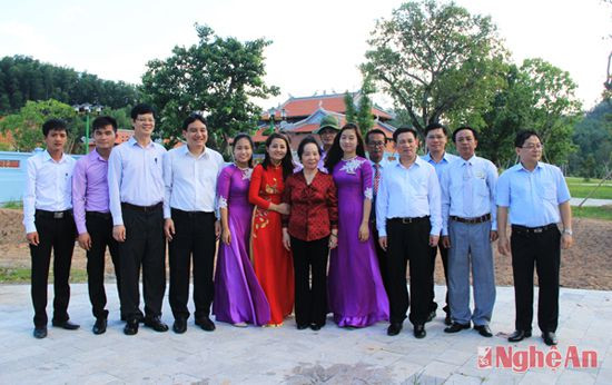 Đồng chí Nguyễn Thị Doan cùng đoàn công tác ghi lại những hình ảnh đáng nhớ trong chuyến công tác tại Nghệ An và 