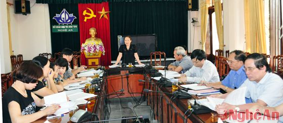 Bà Tôn Thị Cẩm Hà - Phó trưởng ban Văn hóa - Xã hội, HĐND tỉnh đề nghị huyện làm rõ với điều kiện như Kỳ Sơn thì việc phổ cập GDMN cho trẻ 5 tuổi 
