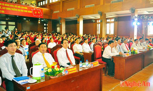 Lãnh đạo Bộ GD&ĐT và tỉnh Nghệ An tham dự buổi lễ