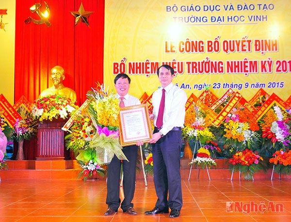 Thứ trưởng Bộ GD&ĐT Phạm Mạnh Hùng trao Quyết định bổ nhiệm Hiệu trưởng Trường Đại học Vinh nhiệm kỳ 2015 - 2020 cho GS.TS Đinh Xuân Khoa