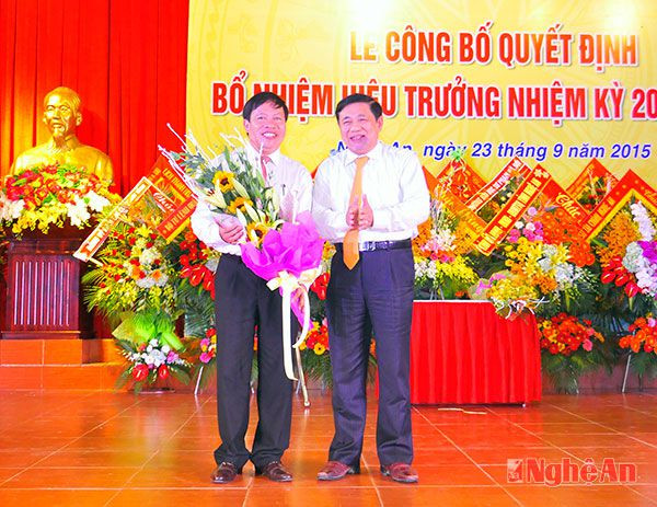 Đồng chí Nguyễn Xuân Đường tặng hoa chúc mừng GS.TS Đinh Xuân Khoa