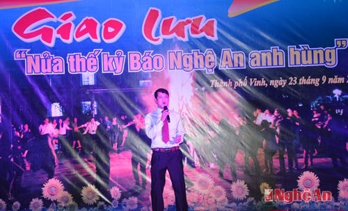 Tiết mục đơn ca “Dấu chân phía trước” qua giọng hát đồng chí Hoài An đến từ Ban Nội chính Tỉnh ủy khắc họa hình ảnh Chủ tịch Hồ Chí Minh - người anh hùng dân tộc một mình bôn ba khắp 5 châu, 4 biển tìm đường giải phóng đất nước.