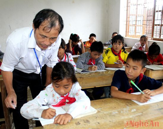 Giáo viên Trường THCS Môn Sơn   (Con Cuông) đã bớt lo lắng thiếu vắng học sinh mỗi khi vào đầu năm học mới.