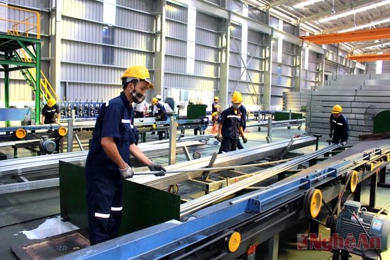 Sản xuất thép trong Nhà máy Tôn Hoa Sen (KKT Đông Nam). Ảnh: h.v