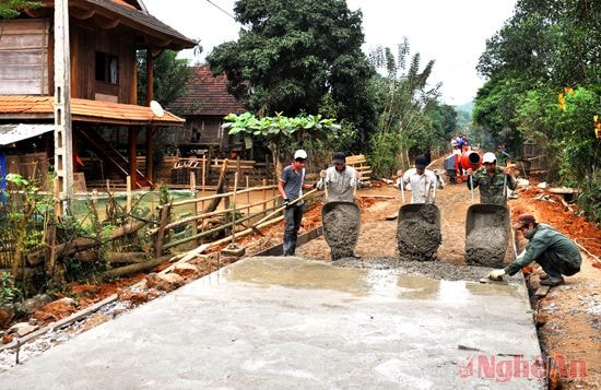 Làm giao thông nông thôn mới ở Con Cuông. Ảnh: Sỹ Minh