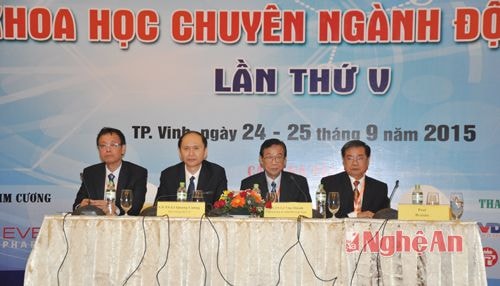  Các GS. TS trong nước và quốc tế chủ trì hội nghị.