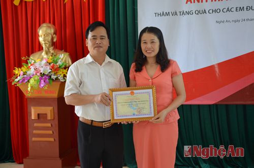 Thay mặt lãnh đạo tỉnh, ông Nguyễn Hữu Minh - Giám đốc Quỹ Bảo trợ trẻ em Nghệ An trân trọng cảm ơn Công ty TNHH Bảo hiểm nhân thọ Prudential đã tài trợ cho chương trình.