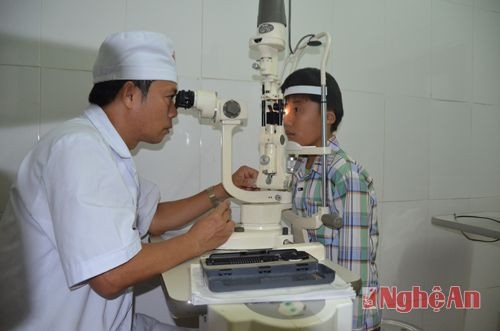 Em Nguyễn Văn Hưng (sinh năm 2005) ở xã Nghĩa Hưng, huyện Nghĩa Đàn bị sụp mí đang được bác sỹ khoa mắt bệnh viện Quân y IV khám sàng lọc.