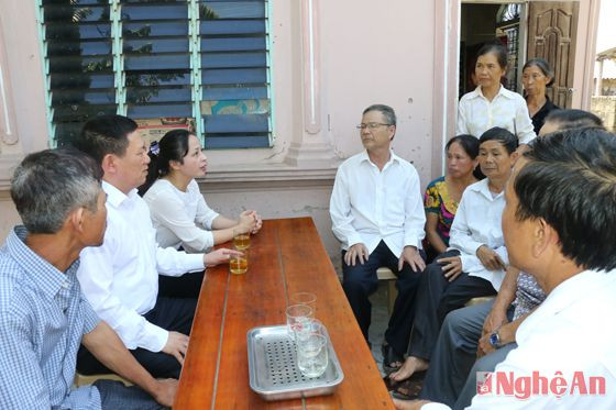 Đồng chí Hồ Đức Phớc, đồng chí Phạm Thị Hồng Toan trò chuyện cùng 3 em nhỏ và người thân.