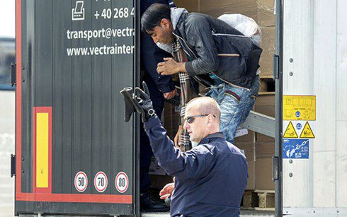  Cảnh sát kiểm tra các container ở biên giới Anh và Pháp. (ảnh: AFP)