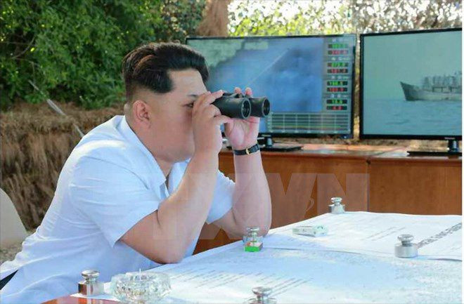 Nhà lãnh đạo Kim Jong-un theo dõi một vụ bắn thử tên lửa chống hạm. Ảnh: Yonhap/TTXVN