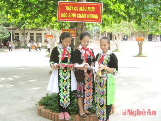 Học sinh  Trường THCS DTNT Kỳ Sơn  đọc sách  giờ ra chơi.  Ảnh: Lê Thị Thanh Hương  (Trường THCS DTNT huyện Kỳ Sơn)