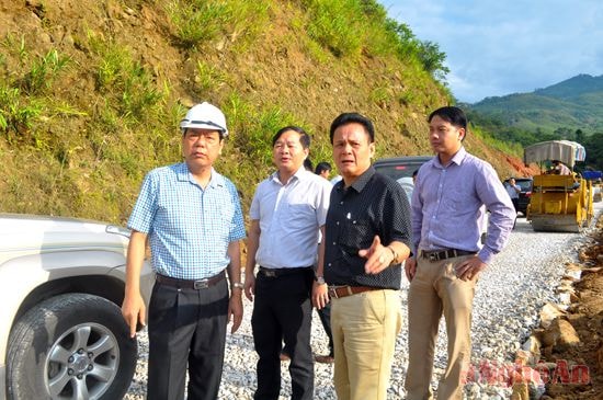 Lãnh đạo Sở GTVT kiểm tra thi công tuyến đường Tây Nghệ An. Ảnh: Hoàng Vĩnh