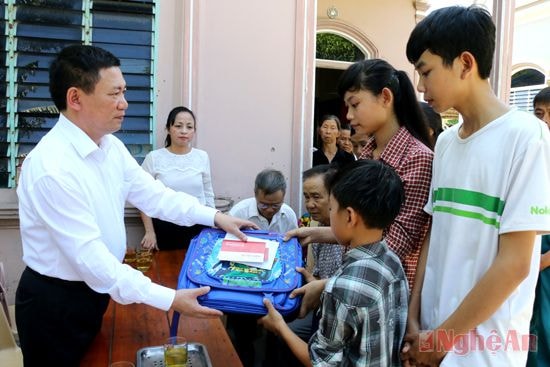 Đồng chí Hồ Đức Phớc tặng sổ tiết kiệm cho gia đình cháu Trang