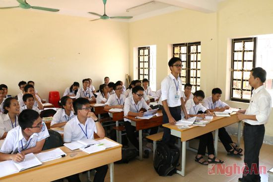 Tiết học Toán của học sinh lớp 10 A1, Trường THPT chuyên Phan Bội Châu.