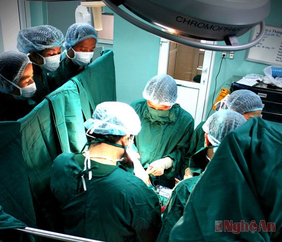 Phẫu thuật tim hở ở Bệnh viện HNĐK tỉnh - một trong những kỹ thuật cao được chuyển giao nhờ trở thành bệnh viện vệ tinh.Ảnh: Từ Thành