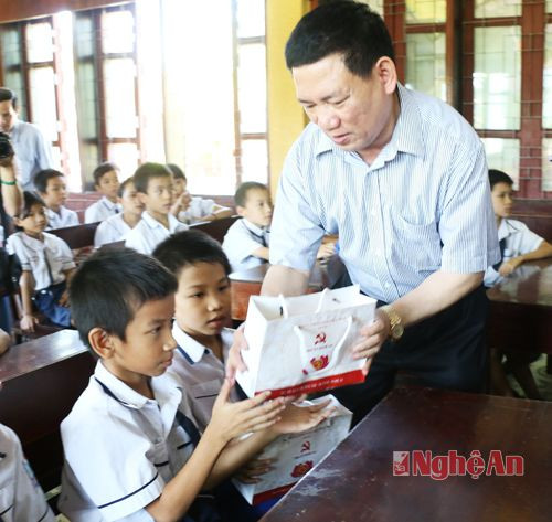 Đồng chí Hồ Đức Phớc trao quà cho trẻ em làng trẻ SOS