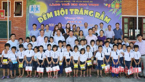 Đồng chí Hồ Đức Phớc chụp ảnh lưu niệm cùng Ban lãnh đạo và trẻ em làng trẻ SOS