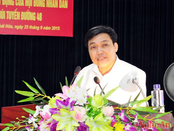 Đồng chí Nguyễn Quang Toản - Phó Bí thư Thường trực Thị ủy, Chủ tịch HĐND thị xã trao đổi về một số kinh nghiệm trong hoạt động giám sát của HĐND thị xã