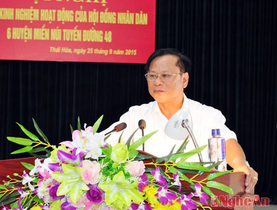 Đồng chí Lữ Đình Thi - Bí thư Huyện ủy, Chủ tịch HĐND huyện Quế Phong trao đổi kinh nghiệm về điều hành kỳ họp của Thường trực HĐND huyện Quế Phong