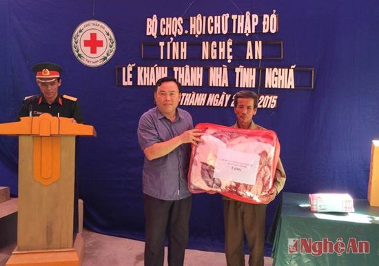 Lãnh đạo huyện Yên Thành tặng quà cho ông
