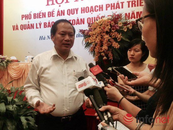 Thứ trưởng Bộ TT&TT Trương Minh Tuấn trao đổi với báo giới bên lề Hội nghị sáng 25/9/2015 ở Hà Nội. Ảnh: B.M