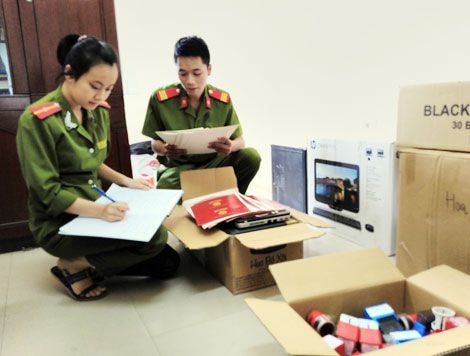 Cơ quan điều tra khám xét thu giữ máy móc, con dấu, phôi chứng chỉ giả.