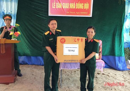 Tặng quà cho gia đình chị Hải tại lễ khánh thành nhà đồng đội
