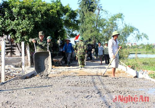 Ban CHQS TP Vinh giúp dân đổ bê tông