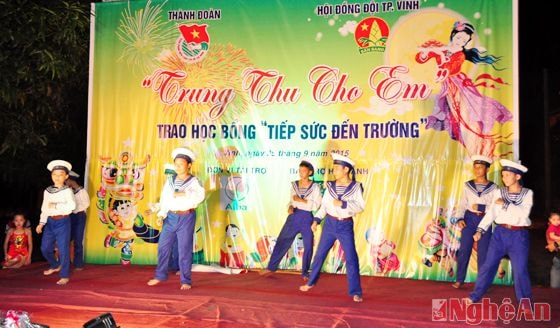 Tiết mục hát về chú bộ đội Hải quân do các trẻ phường Hồng Sơn biểu diễn