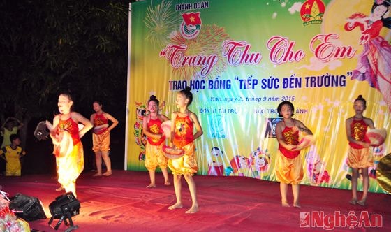 Tiết mục hát múa do các trẻ phường Vinh Tân biểu diễn tại đêm trung thu