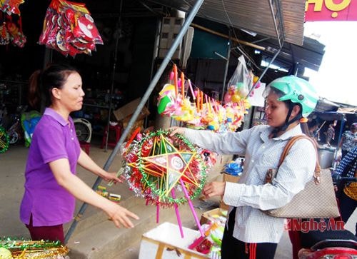 Phụ huynh mua quà trung thu cho trẻ nhỏ