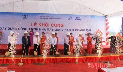 Các đồng chí lãnh đạo Trung ương, lãnh đạo tỉnh và đại diện doanh nghiệp tham dự lễ động thổ Nhà máy may Vinatex -Hoàng Mai.