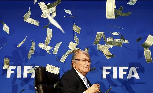 Blatter bị một diễn viên hài ném tiền vào người. Ảnh: Reuters.