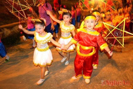 Các em thiếu nhi Thị trấn Nghĩa Đàn rước đèn ông sao.  Ảnh: Thái Trường