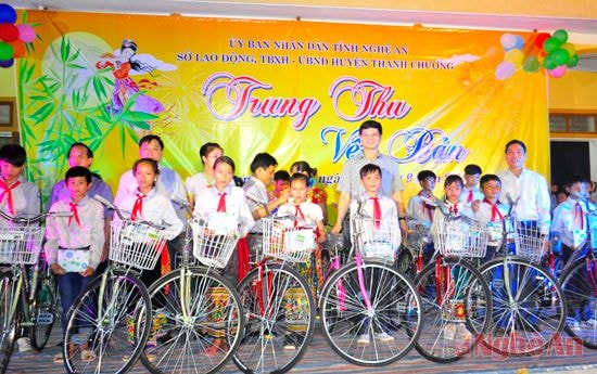 Tặng xe đạp cho trẻ em 2 xã Ngọc Lâm và Thanh Sơn (Thanh Chương). Ảnh: M.Q