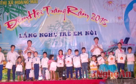  Lãnh đạo Thị xã trao quà Trung thu cho các em thiếu niên, nhi đồng.