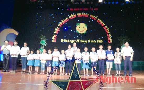  Lãnh đạo Thành phố Vinh trào quà cho các cháu thiếu niên, nhi đồng vượt khó học giỏi trong dịp Tết trung thu.