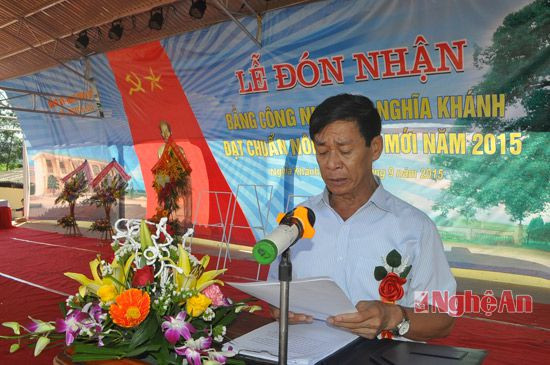 Đồnh chí Nguyễn Hồ Lâm - Phó Chánh Văn phòng điều phối NTM tỉnh công bố các quyết định công nhận đạt chuẩn và khen thưởng của UBND tỉnh