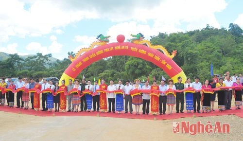 Cắt băng khánh thành đường Tây Nghệ An và đường Châu Thôn - Tân Xuân