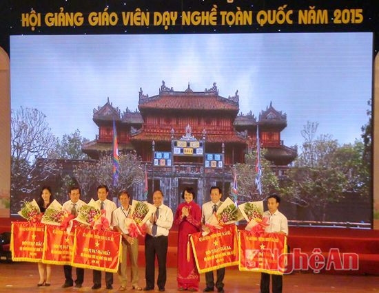  Phó Thư tướng Nguyễn Xuân Phúc và Bộ trưởng Bộ LĐ - TB - XH Nguyễn Thị Hải Chuyền trao cờ cho các đơn vị đạt giải cao tại Hội giảng.