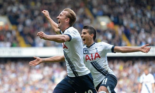 Harry Kane tỏ rõ sự vui mừng sau bàn thắng đầu tiên trong màu áo Tottenham mùa này. Ảnh: Reuters.