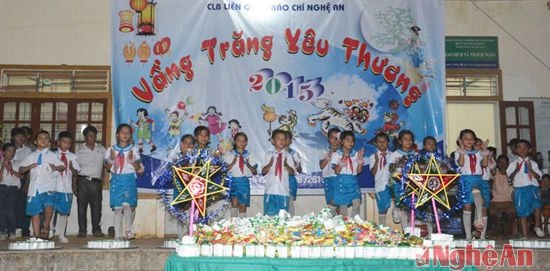 Trẻ em vùng tái định cư Đan Lai, xã Thạch Ngàn biểu diễn văn nghệ trong đêm Trung thu.